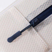 Borsa da viaggio impermeabile con cerniera blu, design a nido d'ape, ideale per organizzare accessori. Materiale resistente e leggero.