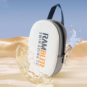 Custodia impermeabile bianca con scritta "Rambler", design compatto, zip nera, ideale per nuoto e sport acquatici, sfondo sabbioso e schizzi d'acqua.