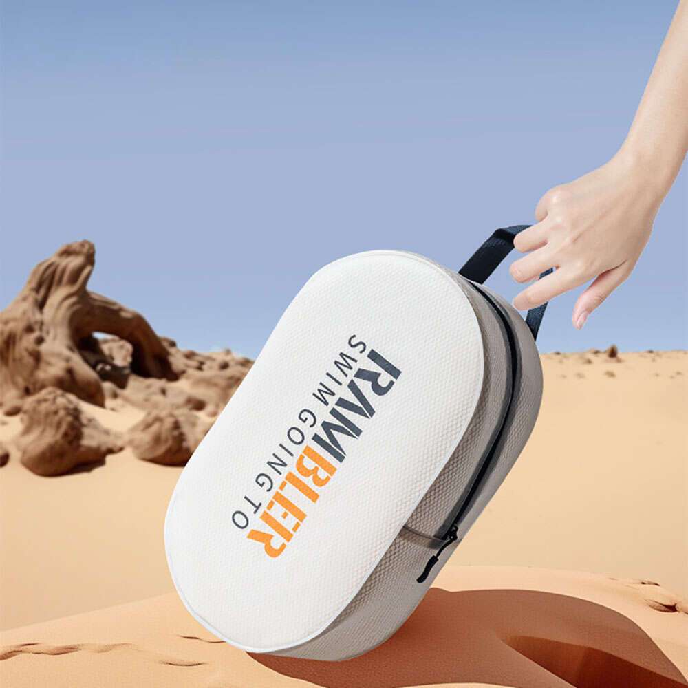 Custodia portatile bianca con logo "Rambler" su sfondo desertico. Ideale per viaggi, resistente e compatta. Accessorio essenziale per avventure.