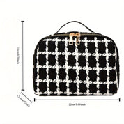 Borsa a mano in tessuto a quadri bianco e nero, chiusura a zip dorata, dimensioni 22x16x12 cm, elegante accessorio moda donna.