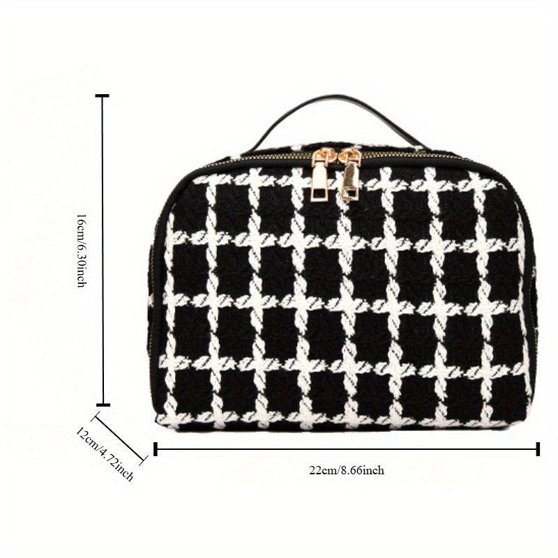 Borsa a mano in tessuto a quadri bianco e nero, chiusura a zip dorata, dimensioni 22x16x12 cm, elegante accessorio moda donna.