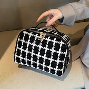 Borsa a mano in tessuto pied de poule bianco e nero, chiusura a zip, manico superiore, design elegante, moda donna, accessorio chic.