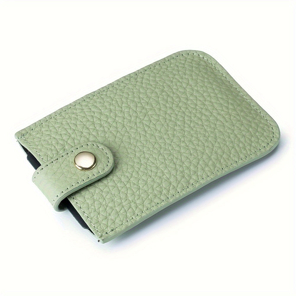 Portafoglio in pelle verde chiaro con chiusura a bottone dorato, design elegante e compatto, accessorio moda uomo e donna, ideale per carte e contanti.