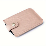 Portafoglio donna in pelle rosa chiaro con chiusura a bottone dorato, design elegante e compatto, ideale per carte e contanti.