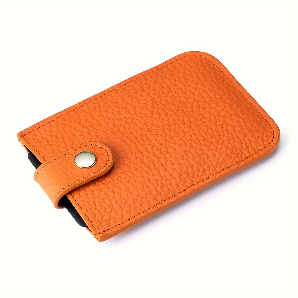 Portafoglio in pelle arancione con chiusura a bottone, design elegante e compatto. Accessorio moda uomo e donna, ideale per carte e contanti.