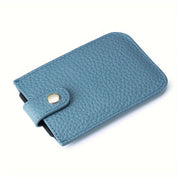 Custodia per smartphone in pelle blu con chiusura a bottone, design elegante e resistente, accessorio moda per protezione telefono.