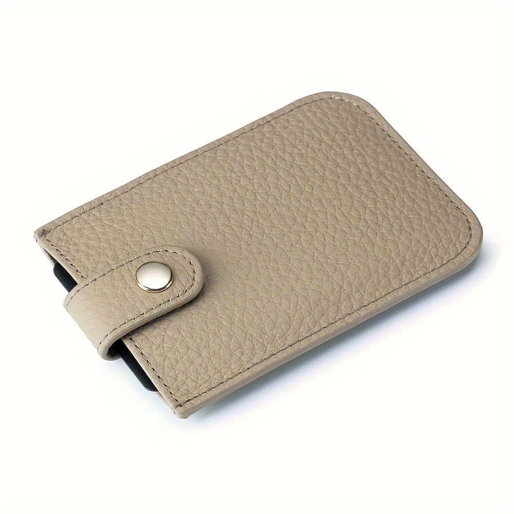 Portafoglio in pelle beige con chiusura a bottone, design elegante e compatto, ideale per carte di credito e contanti. Accessorio moda uomo/donna.