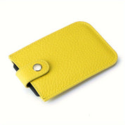 Portafoglio giallo in pelle con chiusura a bottone, design elegante e compatto. Accessorio moda, ideale per uomo e donna.