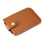 Portafoglio in pelle marrone con chiusura a bottone, design compatto e texture elegante. Accessorio moda uomo/donna, ideale per carte e contanti.