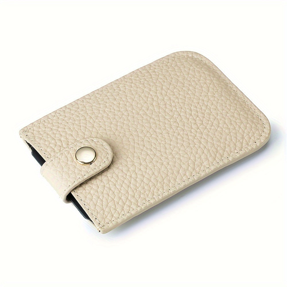 Portafoglio in pelle beige con chiusura a bottone, design elegante e compatto, ideale per carte di credito e contanti. Accessorio moda unisex.