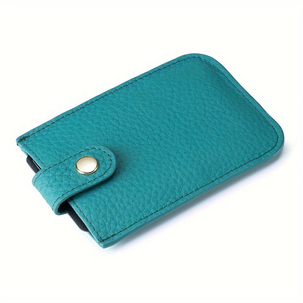 Portafoglio in pelle turchese con chiusura a bottone dorato, design elegante e compatto, accessorio moda uomo e donna, ideale per carte e contanti.