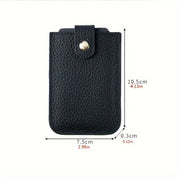 Custodia in pelle nera per carte di credito, dimensioni 10,5x7,5x0,3 cm, chiusura a bottone, design elegante e compatto, accessorio moda uomo.