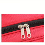 Cerniera doppia in metallo su borsa rossa in tessuto resistente. Accessorio moda, chiusura sicura, design pratico. Ideale per viaggi e uso quotidiano.