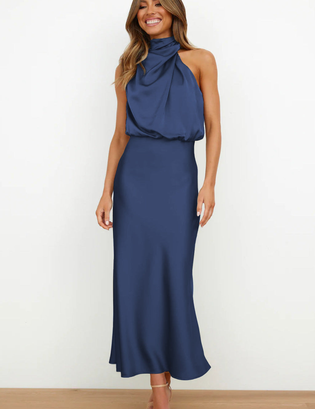 Abito lungo blu elegante con scollo all'americana, indossato da una donna sorridente. Perfetto per eventi formali e serate speciali.