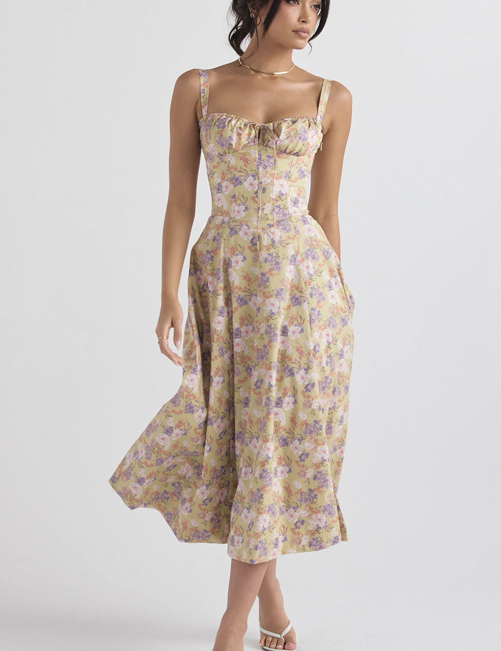 Abito estivo floreale donna, lunghezza midi, spalline sottili, scollo a cuore, colori pastello, perfetto per moda casual e occasioni estive eleganti.