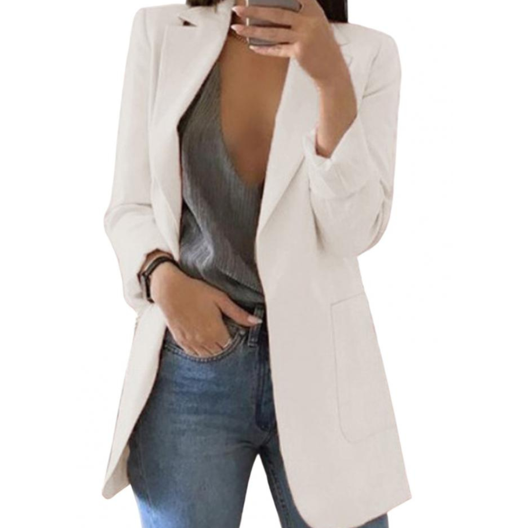 Giacca blazer bianca da donna, elegante e moderna, abbinata a top grigio e jeans. Moda femminile, abbigliamento casual chic.