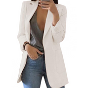 Giacca blazer bianca da donna, elegante e moderna, abbinata a top grigio e jeans. Moda femminile, abbigliamento casual chic.