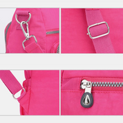 Zaino rosa con dettagli in metallo: ganci, fibbie e cerniere. Design resistente, ideale per scuola e viaggio. Tasche multiple per organizzazione.