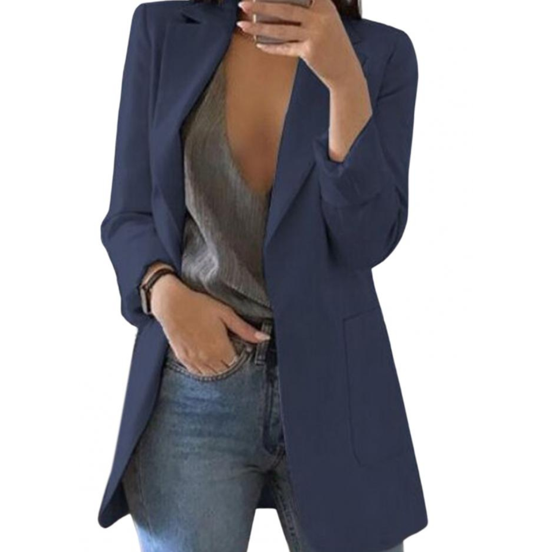 Giacca blazer donna blu scuro, elegante e casual, abbinata a top grigio e jeans. Moda femminile, abbigliamento versatile per ogni occasione.