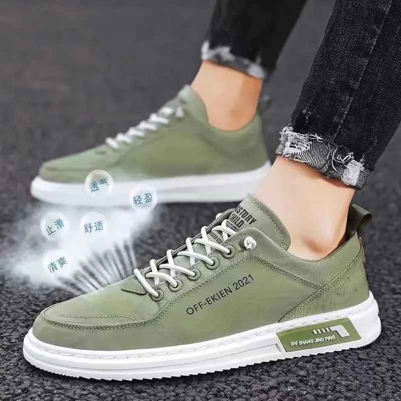 Scarpe da ginnastica verdi da uomo, design moderno, suola bianca, lacci grigi, scritta "OFF-EKIEEN 2021", ideali per moda casual e sportiva.