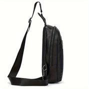 Zaino in pelle nera con tracolla regolabile, design elegante e moderno, ideale per lavoro e viaggio. Tasche multiple con cerniera.