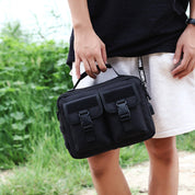 Borsa a tracolla nera unisex, design compatto con tasche multiple e fibbie, ideale per viaggi e uso quotidiano. Accessorio moda versatile.