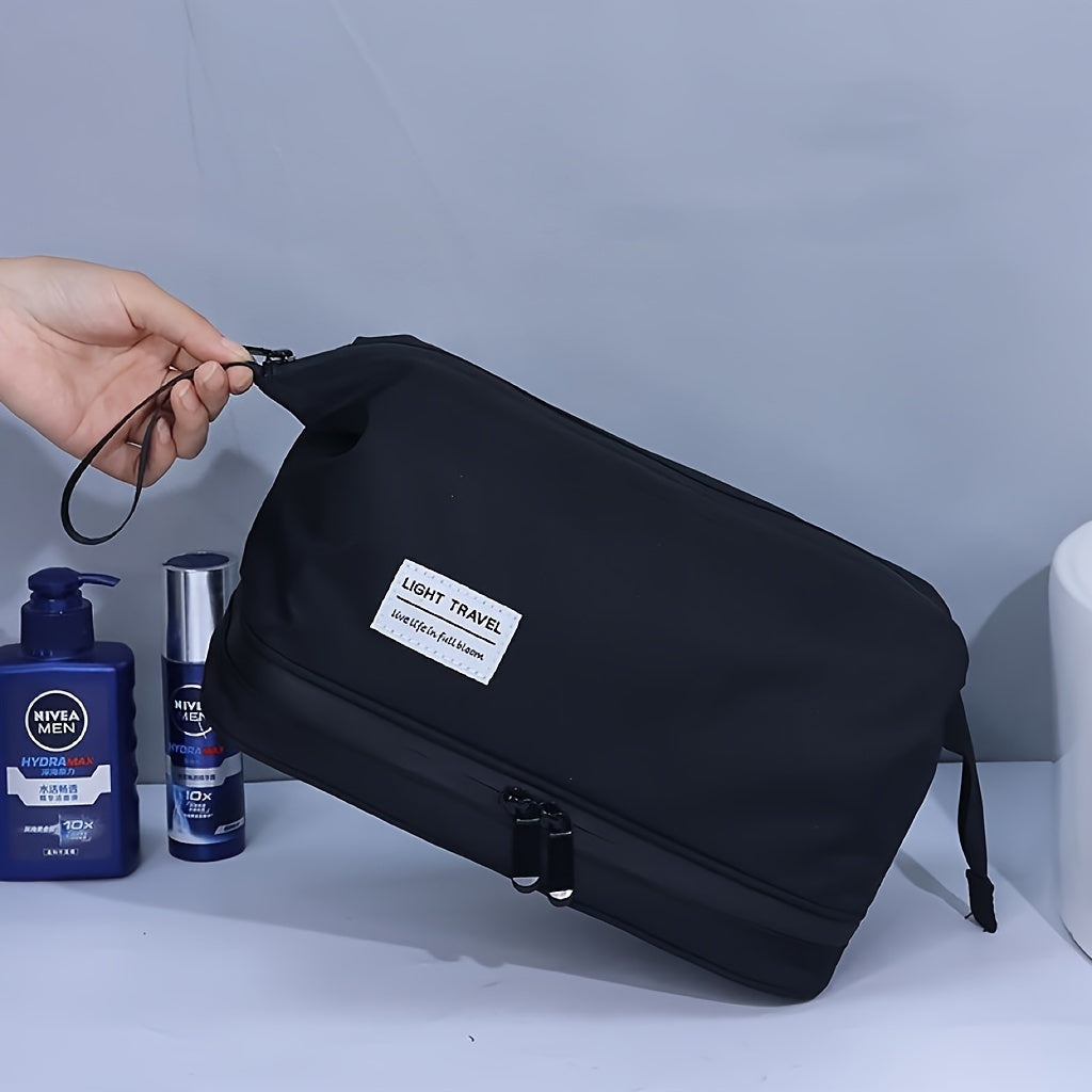 Borsa da viaggio nera con cerniera, etichetta "Light Travel", accanto a prodotti per la cura della pelle Nivea Men su sfondo grigio.