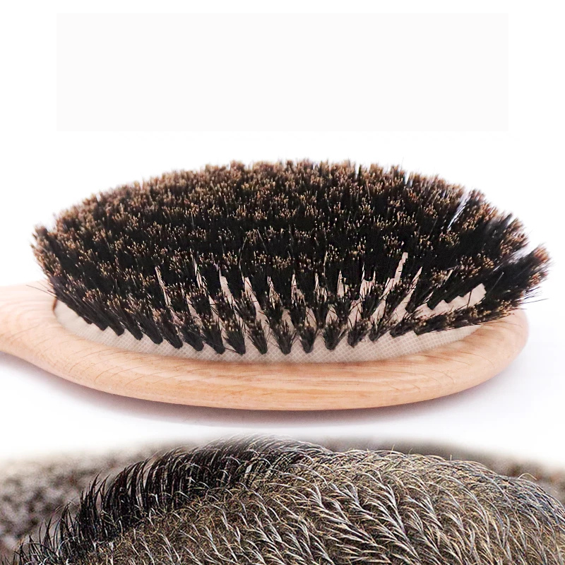 Spazzola per capelli in setole naturali su manico in legno, ideale per cura dei capelli, styling e massaggio del cuoio capelluto.