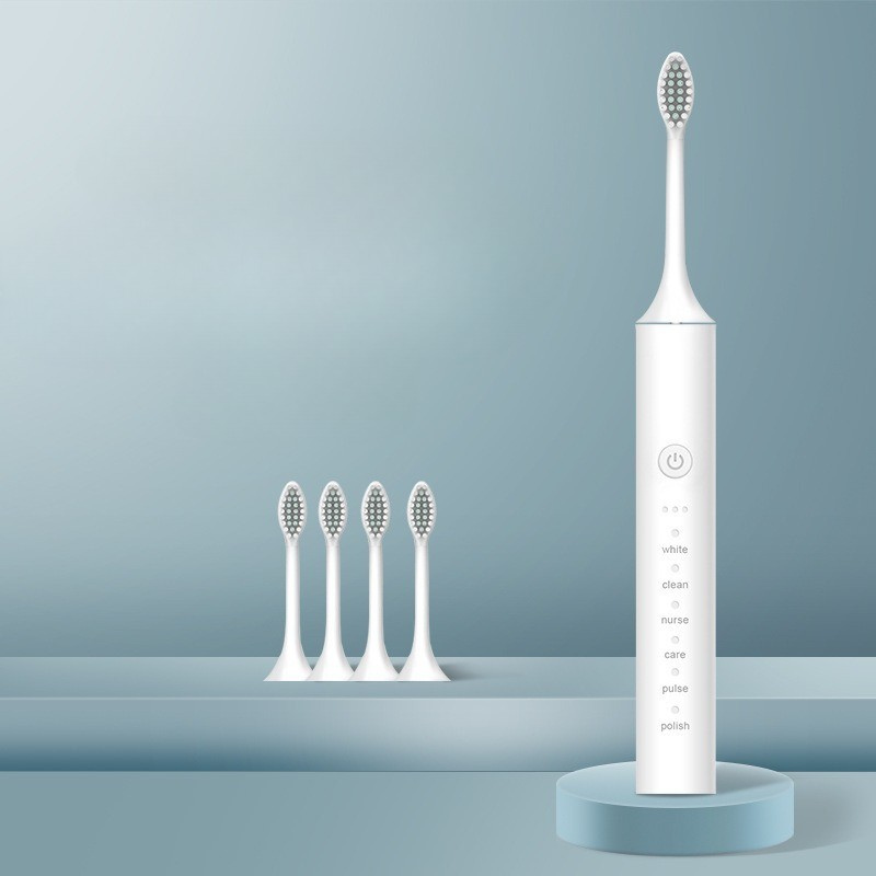 Spazzolino elettrico bianco con testine di ricambio su sfondo blu, design moderno, tecnologia avanzata per igiene orale, cura dentale efficace.