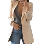Giacca blazer donna beige elegante, abbinata a top grigio e jeans. Moda femminile casual chic, abbigliamento versatile per ufficio e tempo libero.