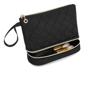 Borsa trucco nera trapuntata con doppia cerniera, scomparto inferiore trasparente, pennelli inclusi. Elegante e pratica per cosmetici.