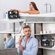 Donna in vasca da bagno e uomo in bagno con beauty case trasparente. Organizzatore da viaggio per cosmetici e articoli da toeletta.
