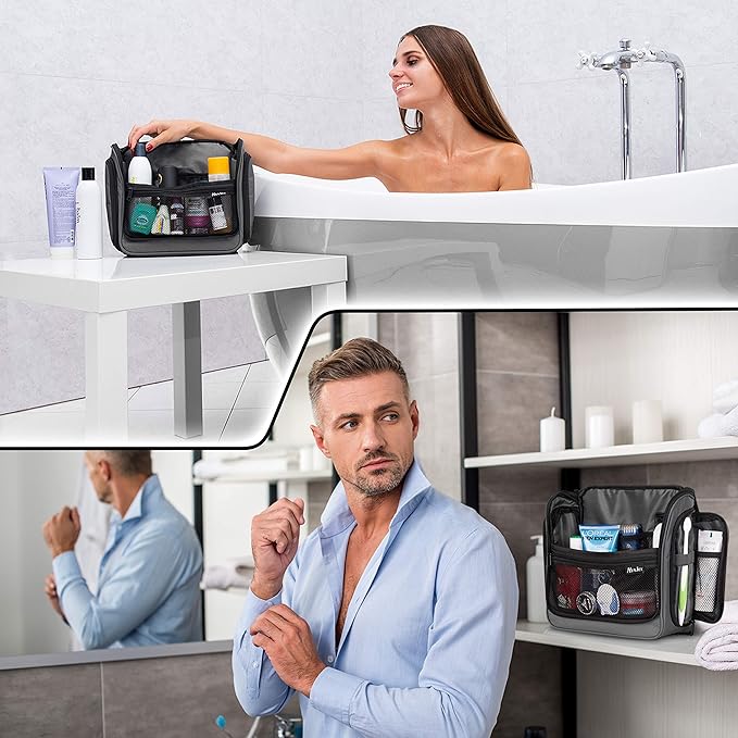 Donna in vasca da bagno e uomo in bagno con beauty case trasparente. Organizzatore da viaggio per cosmetici e articoli da toeletta.