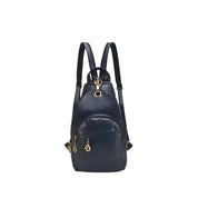 Zaino in pelle nera elegante con dettagli dorati, tasche multiple e chiusura a zip. Accessorio moda donna, ideale per viaggi e uso quotidiano.