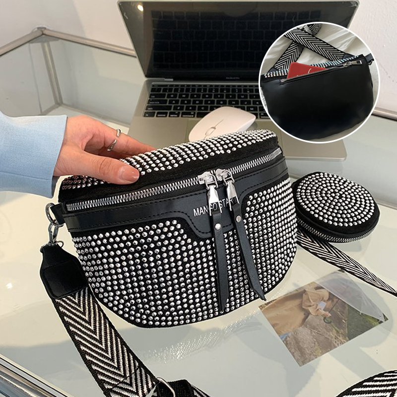 Borsa a tracolla nera con strass, cerniera doppia, cinturino regolabile, su tavolo con laptop. Elegante accessorio moda donna.