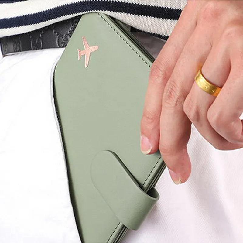 Custodia verde per smartphone con chiusura magnetica, design elegante, simbolo aereo, tenuta in mano. Accessorio moda, protezione telefono.