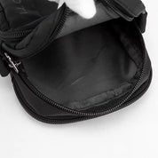 Borsa a tracolla nera in nylon con cerniera aperta, tasca interna visibile. Design compatto, ideale per viaggi e uso quotidiano.