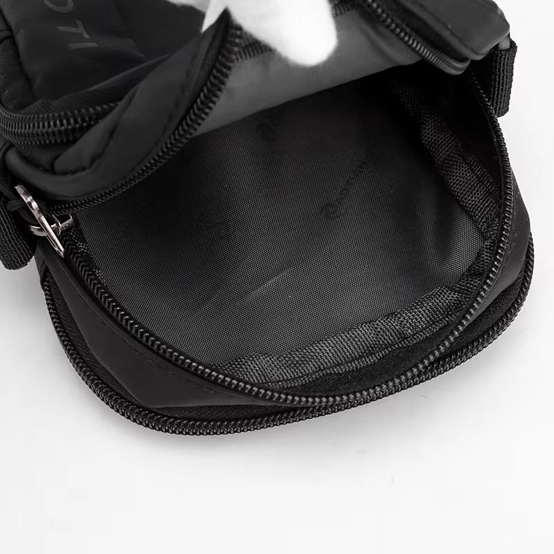Borsa a tracolla nera in nylon con cerniera aperta, tasca interna visibile. Design compatto, ideale per viaggi e uso quotidiano.