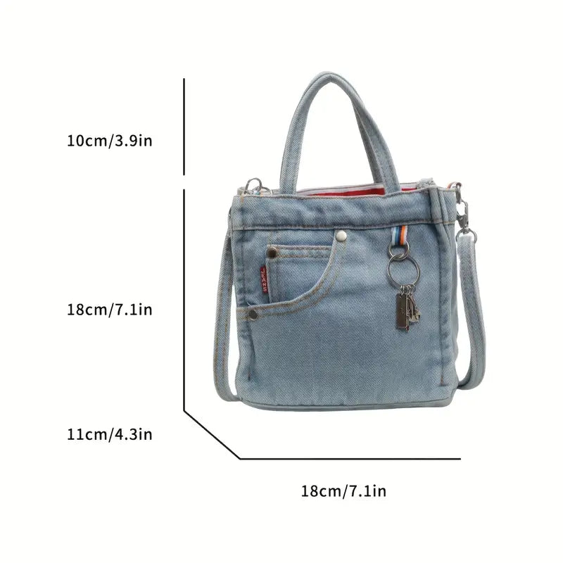 Borsa a tracolla in denim blu con tasca frontale, cerniera, portachiavi e dimensioni 18x11x10 cm. Stile casual, moda donna, accessorio versatile.