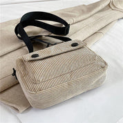 Borsa a tracolla in velluto a coste beige, design elegante e casual, perfetta per moda autunnale. Accessorio versatile per donna.
