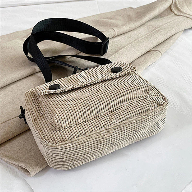 Borsa a tracolla in velluto a coste beige, design elegante e casual, perfetta per moda autunnale. Accessorio versatile per donna.