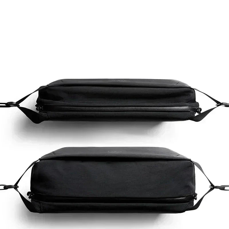 Due borse a tracolla nere minimaliste, design elegante e sottile, con cerniere e cinturini regolabili, ideali per viaggi e uso quotidiano.