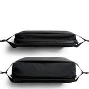 Due borse a tracolla nere minimaliste, design elegante e sottile, con cerniere e cinturini regolabili, ideali per viaggi e uso quotidiano.
