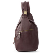Zaino monospalla in pelle marrone con tasca frontale con zip, design elegante e pratico, ideale per viaggi e uso quotidiano.
