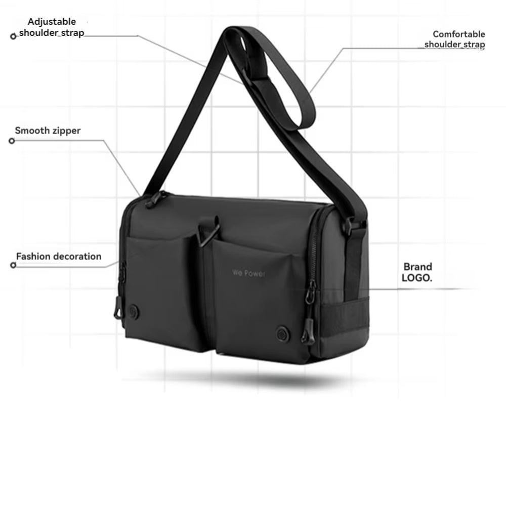 Borsa a tracolla nera con cinghia regolabile, doppia tasca frontale, cerniera liscia, decorazione di moda e logo del marchio.