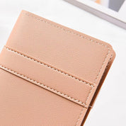 Portafoglio in pelle beige chiaro, design elegante e minimalista, cuciture precise, ideale per moda donna, accessorio di tendenza.