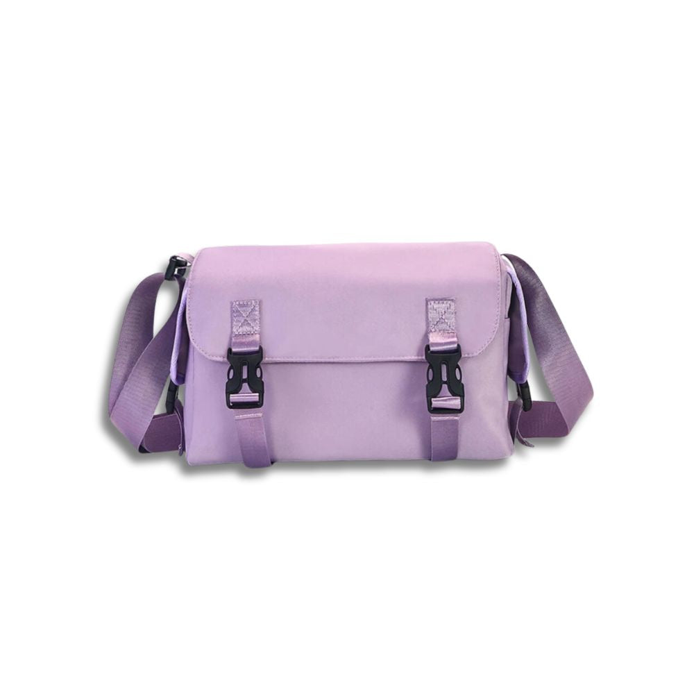 Borsa a tracolla viola chiaro, design moderno con fibbie nere, ideale per moda casual e viaggi. Accessorio unisex, capiente e resistente.