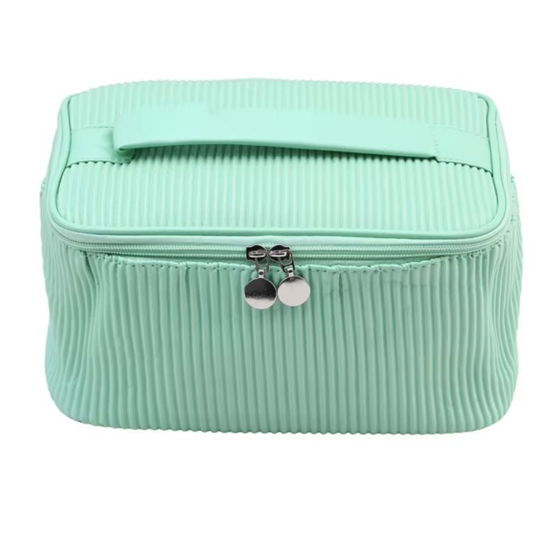 Borsa cosmetica verde menta con cerniera, design a coste, manico superiore. Ideale per trucco, accessori viaggio. Elegante e funzionale.