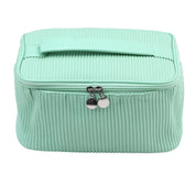Borsa cosmetica verde menta con cerniera, design a coste, manico superiore. Ideale per trucco, accessori viaggio. Elegante e funzionale.