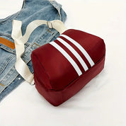 Borsa a tracolla rossa con strisce bianche, stile sportivo, su sfondo bianco. Accessorio moda casual, perfetto per abbigliamento denim.